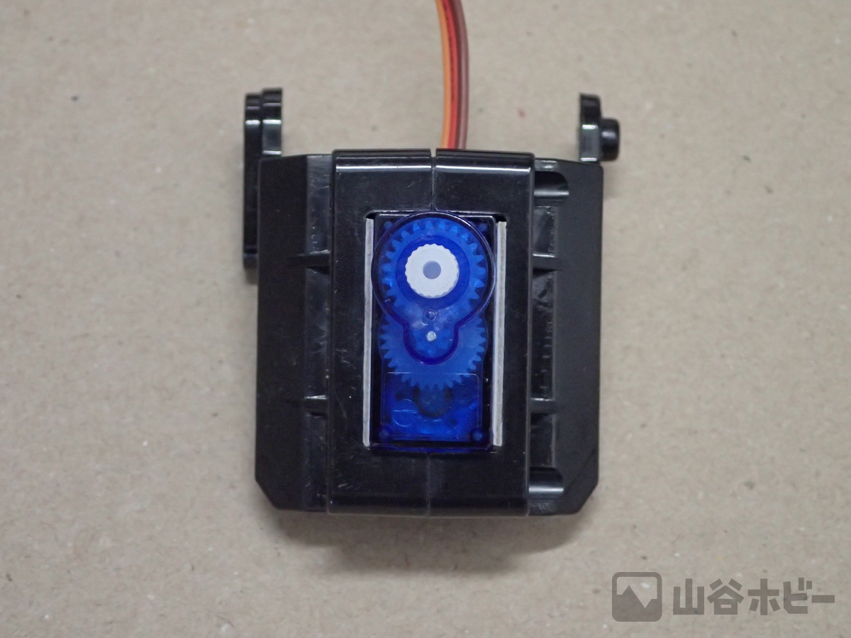 挟み込んでネジ止め。スペーサーを入れて固定しています。