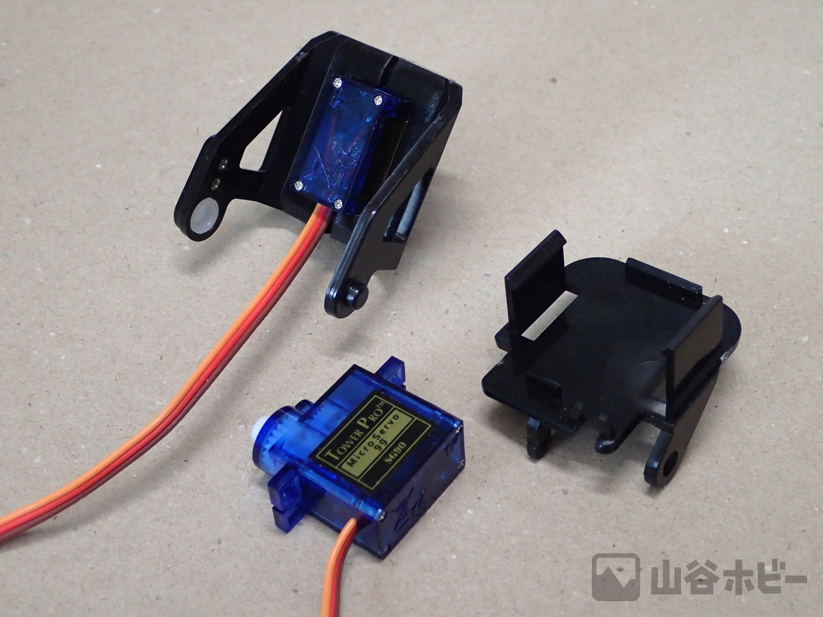 上が組み上がったパーツ、下がこれからはめるカメラ側パーツ