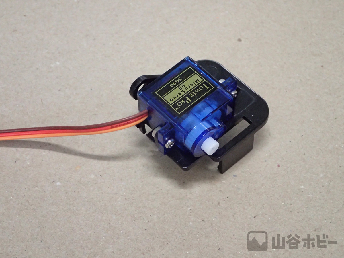 カメラ側のプラパーツをネジで固定