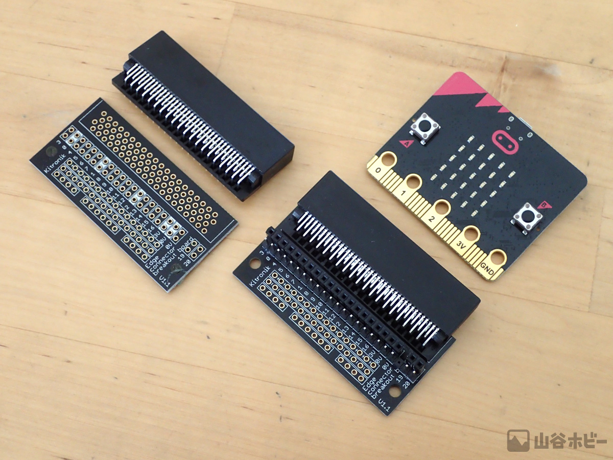 micro:bitのコネクタ変換基板<br>左が購入時の状態（未実装版はピンヘッダはついていない）、右がハンダ付け後