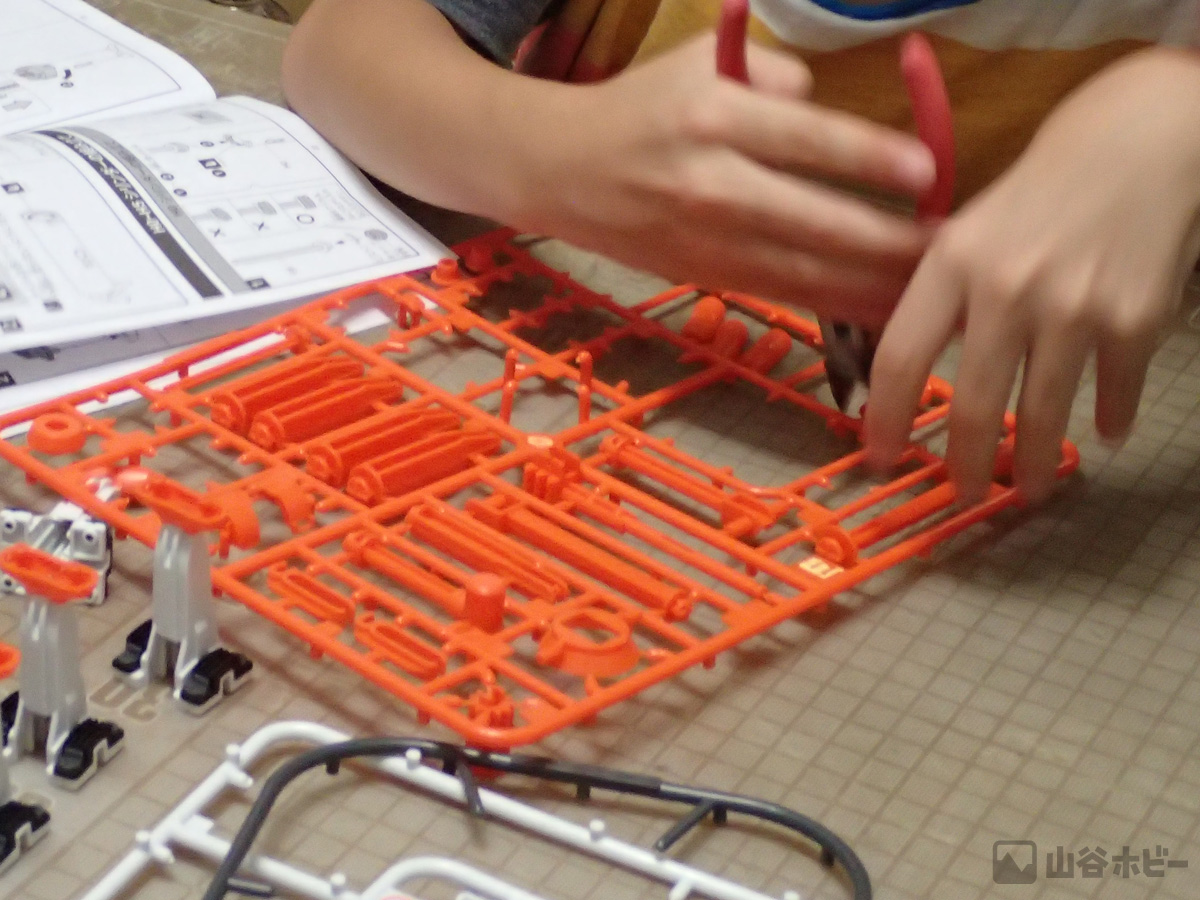 ニッパーで部品の切り離し