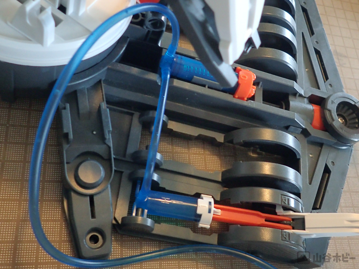 水の入ったシリンダーとチューブを取り付けていく