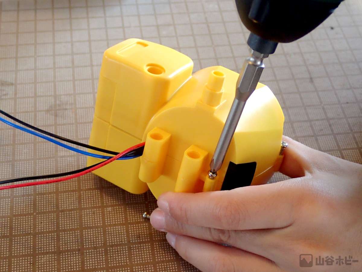 別の長いドライバービットをはめて、ネジ止め