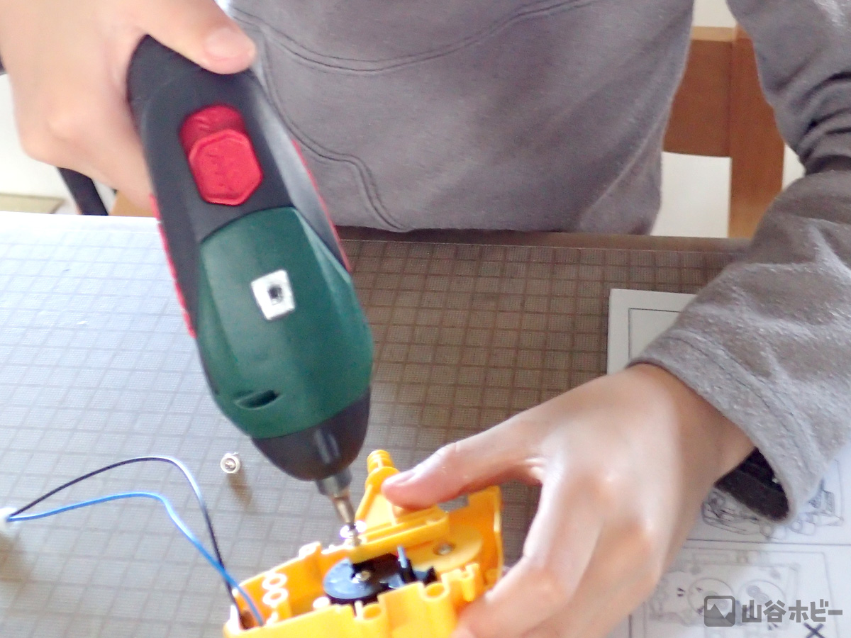 ボッシュの充電式ドライバーでネジ止め