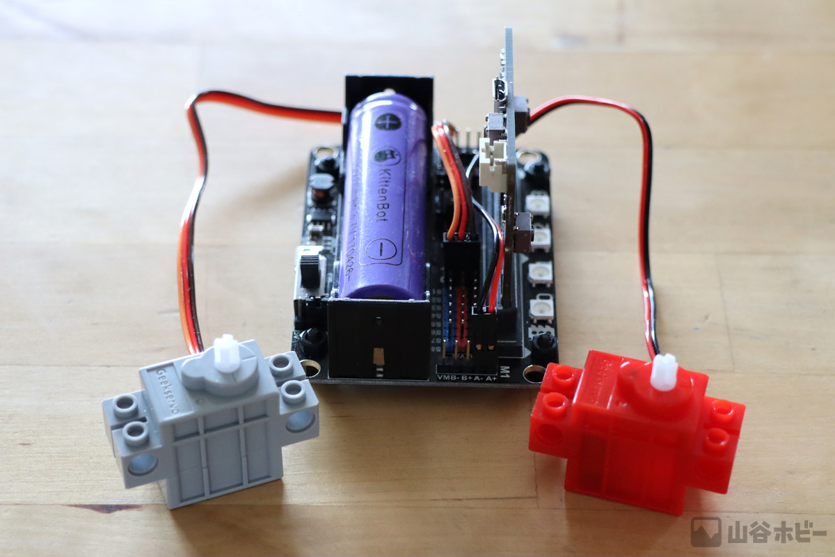micro:bit、Robot:BitとKittenBot Geekservoの接続<br>（Redは直流モーターとGrayはサーボと同じ）