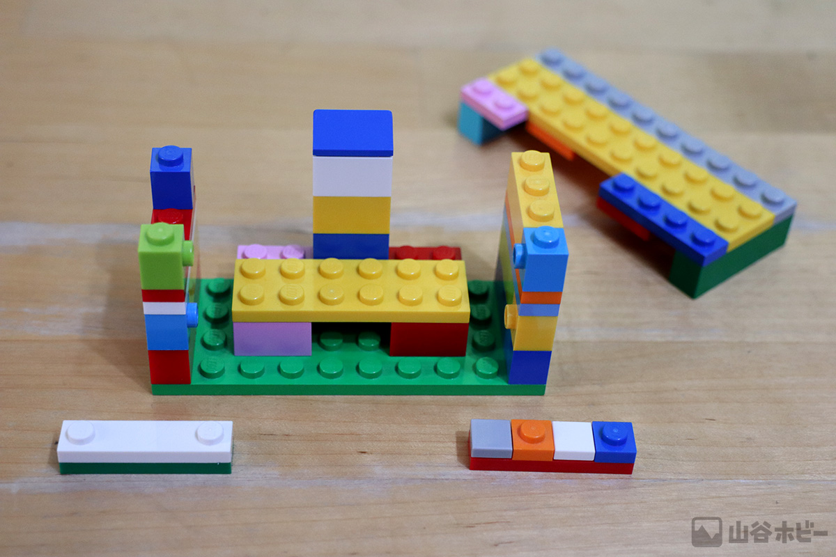 組み立て（2）　ベースに側面と電池支えを取りつけ