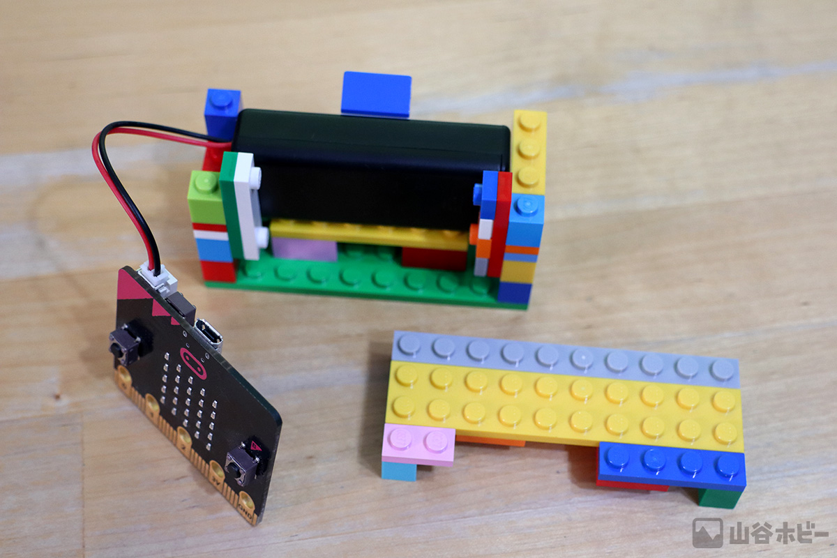 組み立て（5）　電池ボックスをのせる