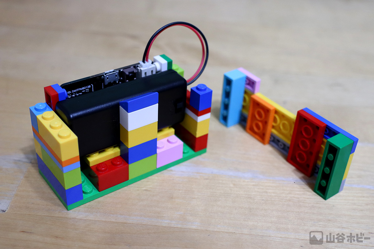 背面から（2）　電池ボックスをのせたところ