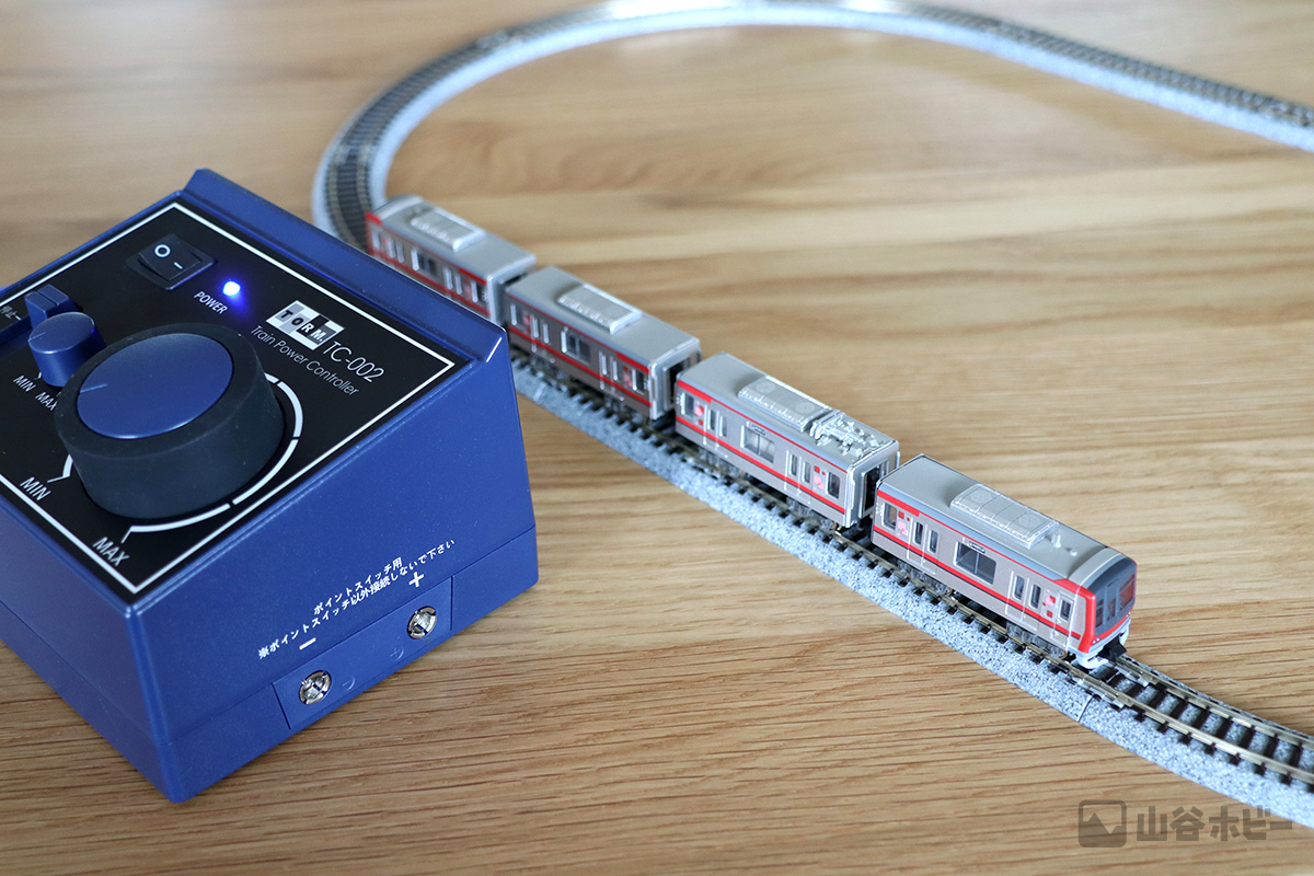 Bトレインの東武70000系がNゲージレールで走行