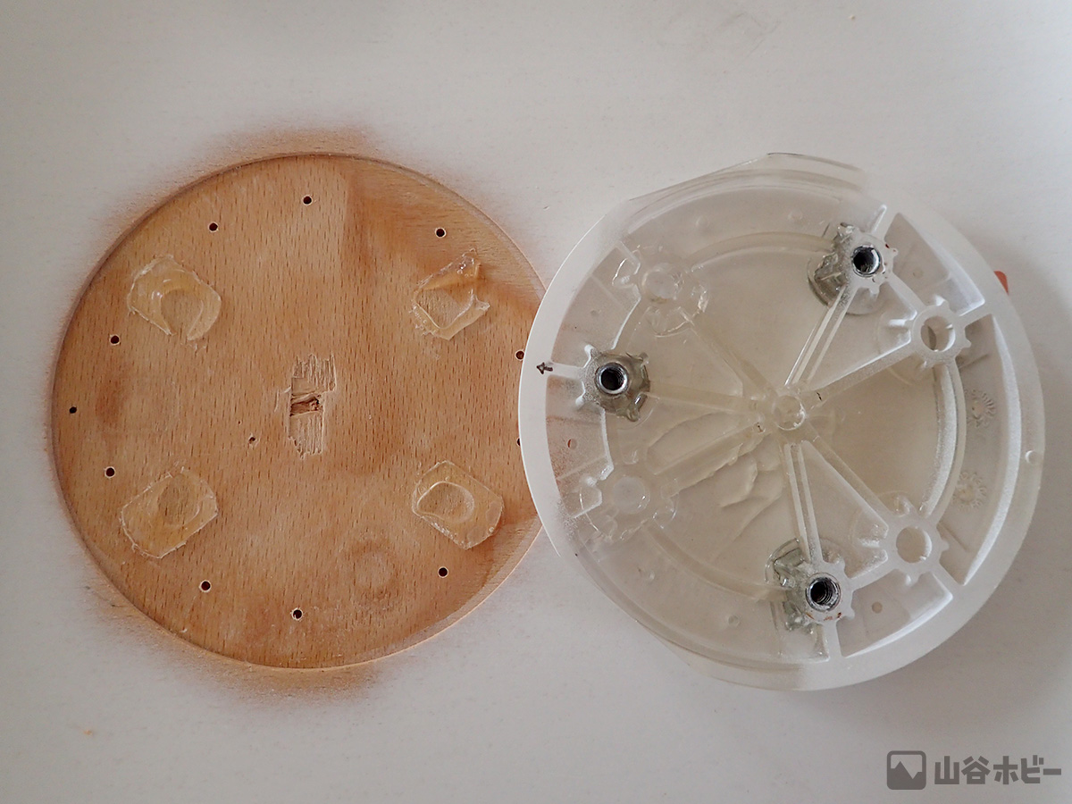 座面裏とプラパーツの穴あけ完了